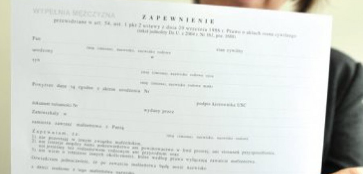 Beata Nadzieja-Szpila, kierowniczka alwerniańskiego USC, pokazuje zapewnienie, w którym przyszli małżonkowie oświadczają m.in., jakie będą nosić nazwisko 