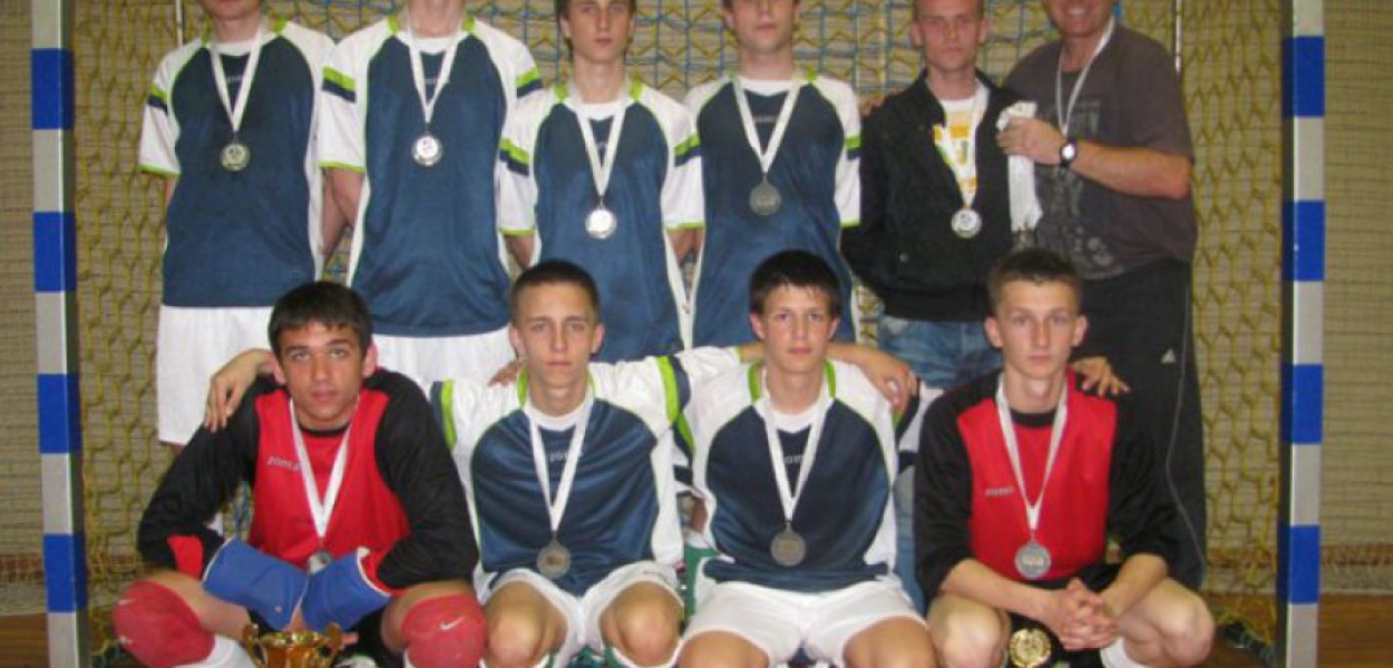 Zespół UKS II LO Chrzanów ze srebrnymi medalami za drugie miejsce w Śląskiej Regionalnej Lidze futsalu juniorów 2009/2010.