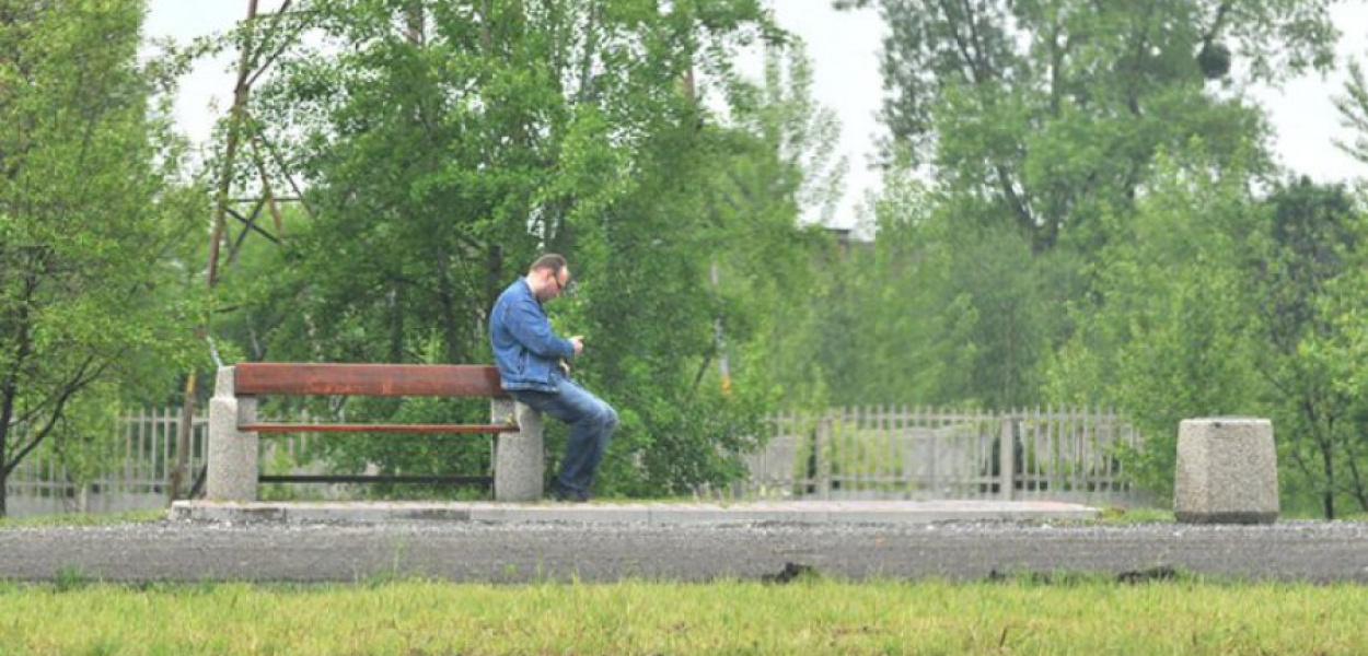 Przystanek przy ul. Harcerskiej w Trzebini. Nie wiadomo, kiedy podjedzie jakiś autobus, bo nie ma rozkładów jazdy.