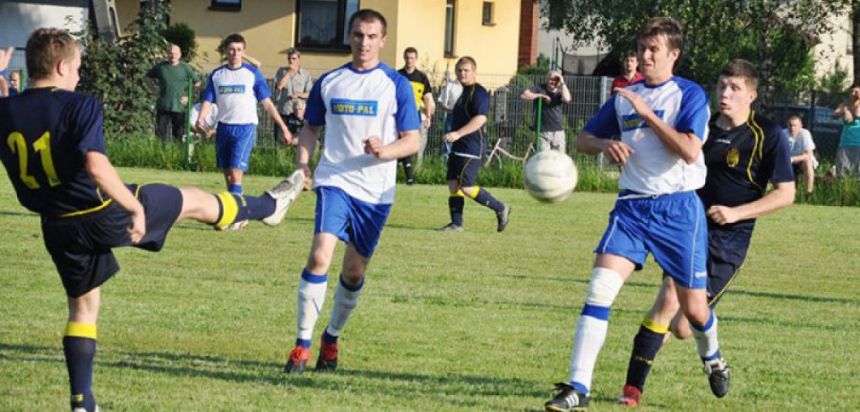 Piłkarze Okleśnej (białe koszulki) pokonali w Dulowej miejscowy UKS 3-1 
