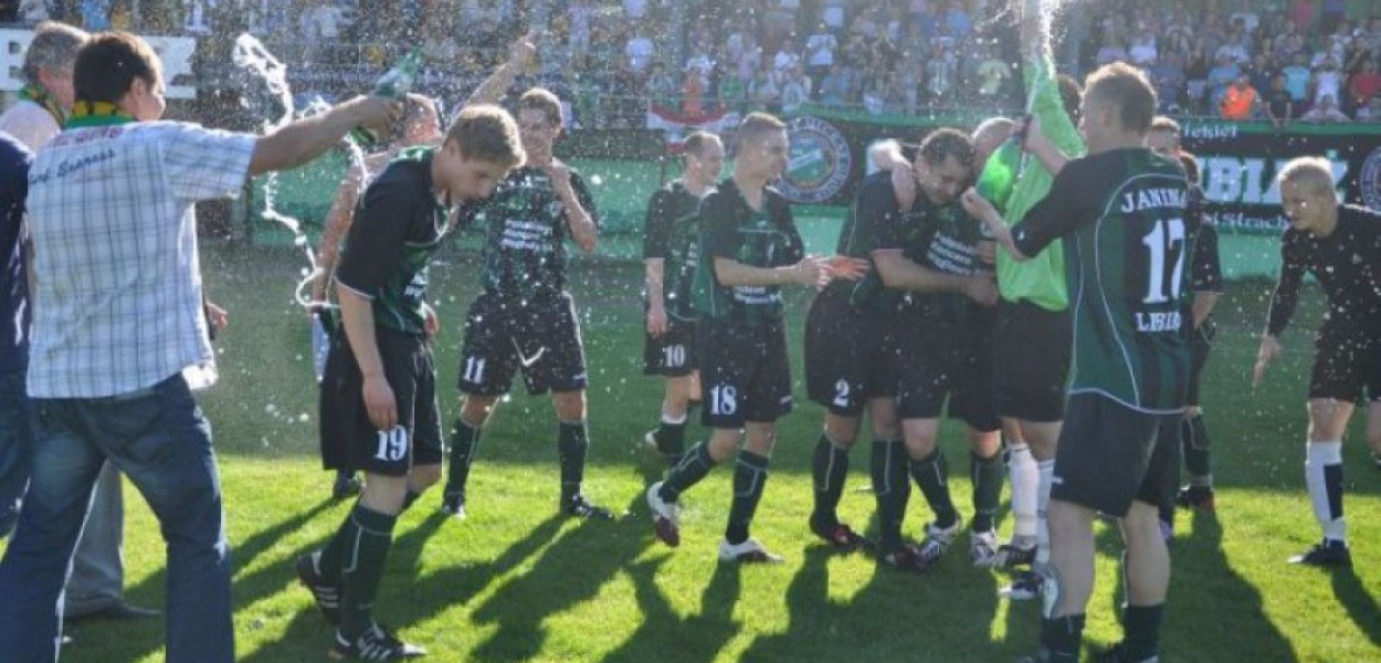 Po ostatnim gwizdku sędziego wystrzeliły szampany 