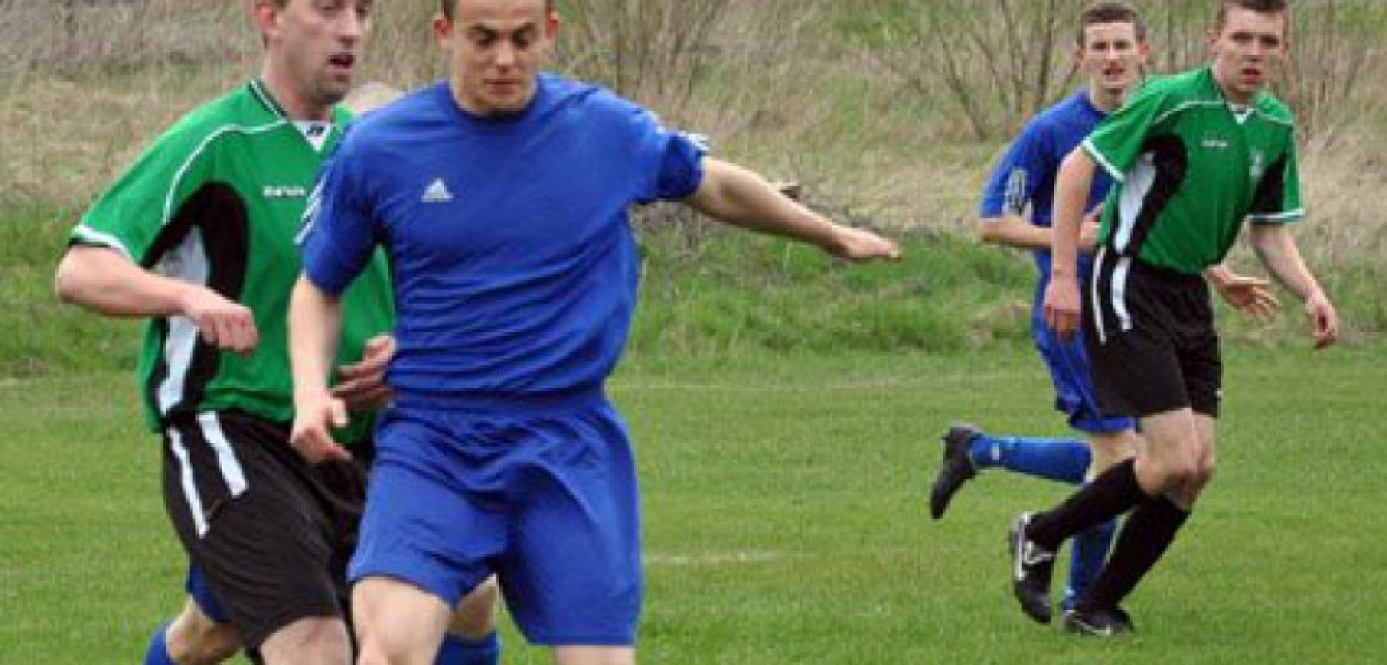 Jakub Kacprzak (niebieski strój) to kolejny gracz Alwerni, który odszedł z klubu 
