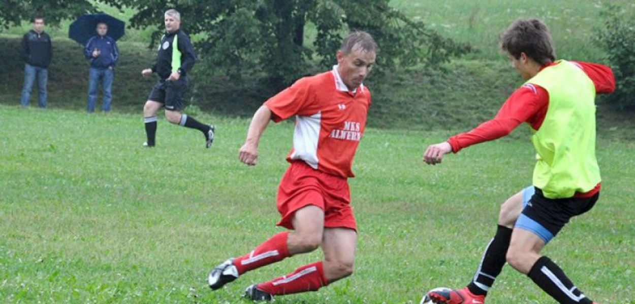 Paweł Jajko (z lewej) grał z kontuzją w sparingu z LKS-em Czaniec 