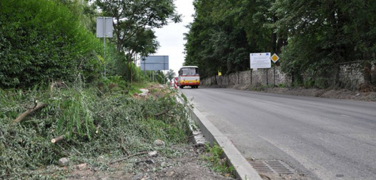 Przejście rozkopanym chodnikiem to spore wyzwanie 