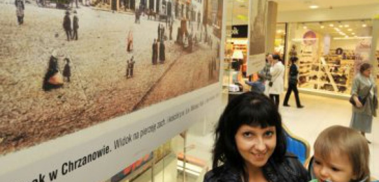 Agnieszka Biśta z synkiem Filipem przed wystawą &#8222;Chrzanów i okolice na starej pocztówce&#8221; w Centrum Handlowym MAX Fot. Łukasz Dulowski