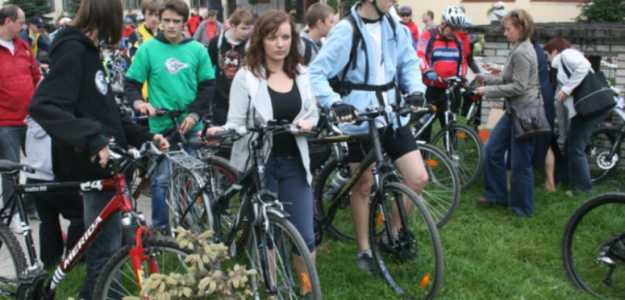  Uczestnicy rajdu wchodzą na parking dla rowerów usytuowany przy Zespole Szkół nr 2 w Chrzanowie 