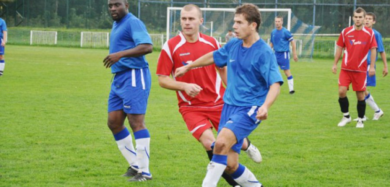 Lewy pomocnik Świtu Wojciech Jedynak (na pierwszym planie) zdobył jedną z bramek w meczu z Sokołem 