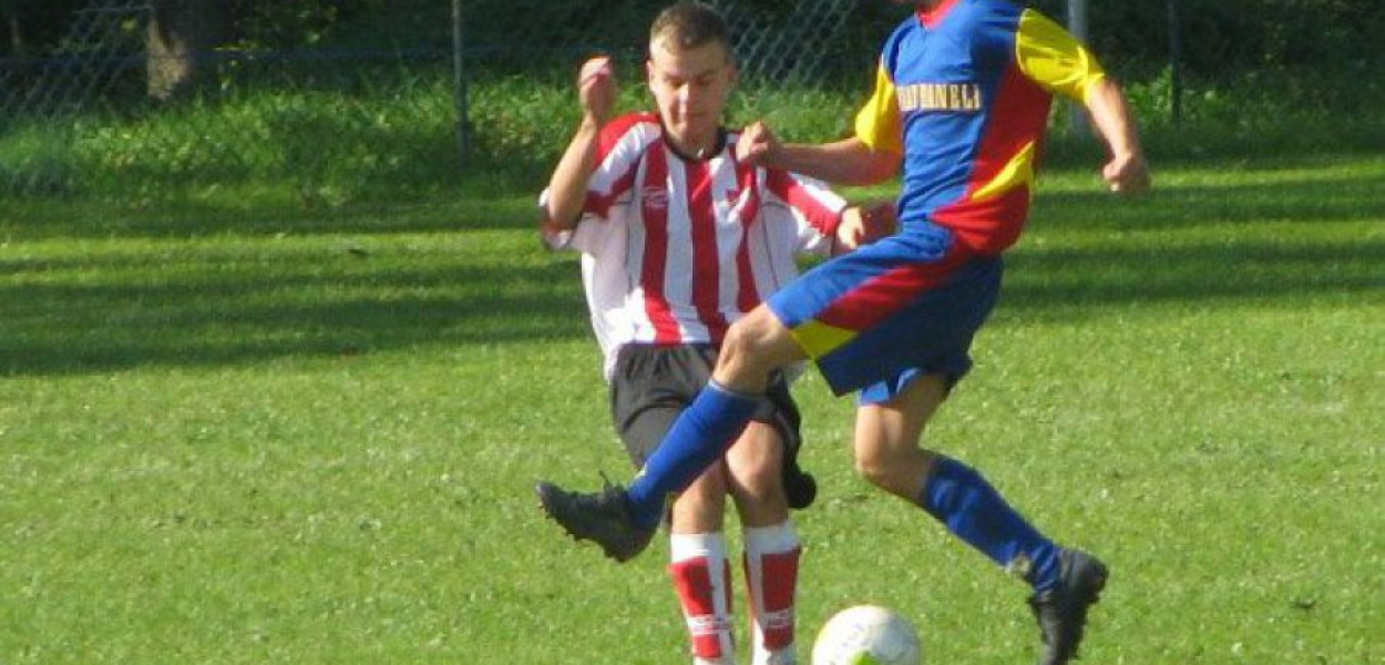 Bartłomiej Majka (w niebieskim stroju) zdobył aż sześć bramek dla Zagórzanki