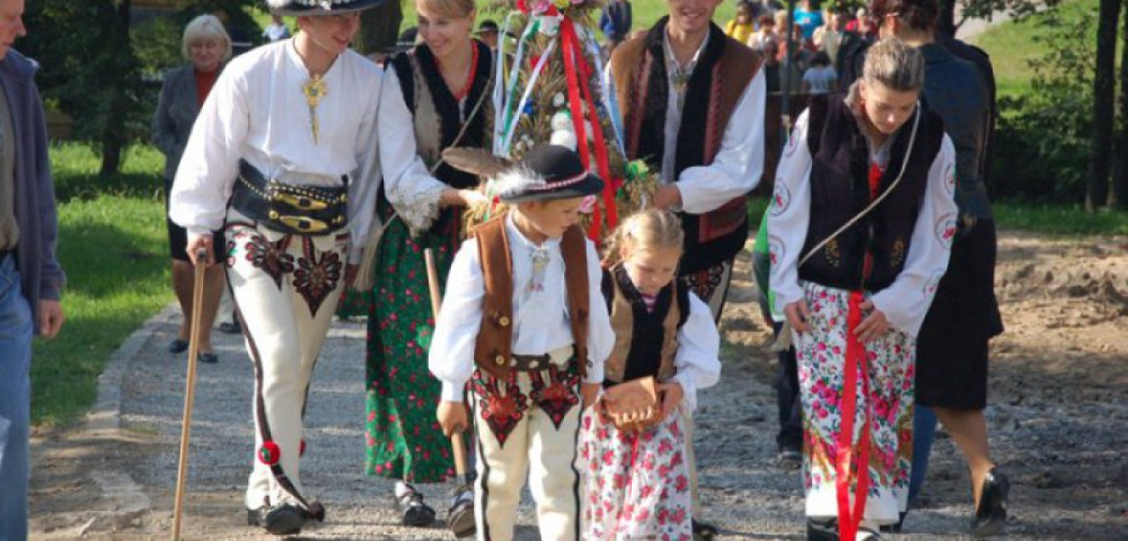 Zespół &#8222;Holny&#8221; z Zakopanego maszeruje z wieńcem dożynkowym na plac przed dworem z Drogini 