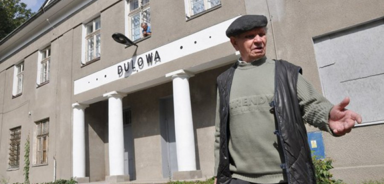 Stanisław Niechwiej mieszka w budynku dworca kolejowego w Dulowej od 53 lat