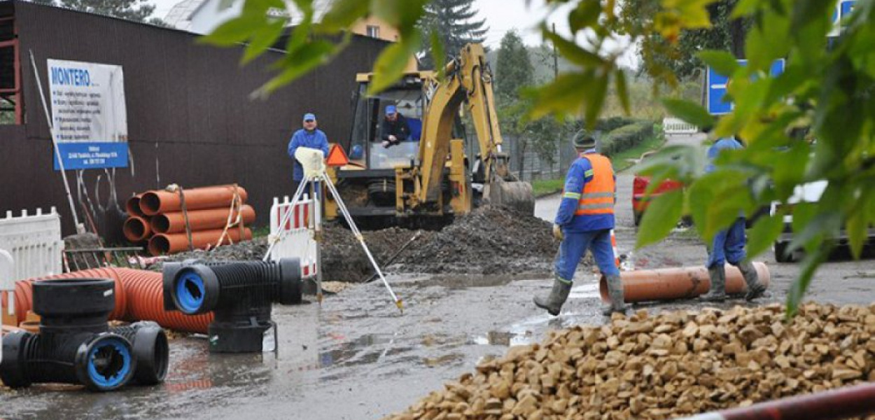 Pracownicy wodociągów podczas budowy kanalizacji przy siedzibie firmy Transgór w Trzebini 