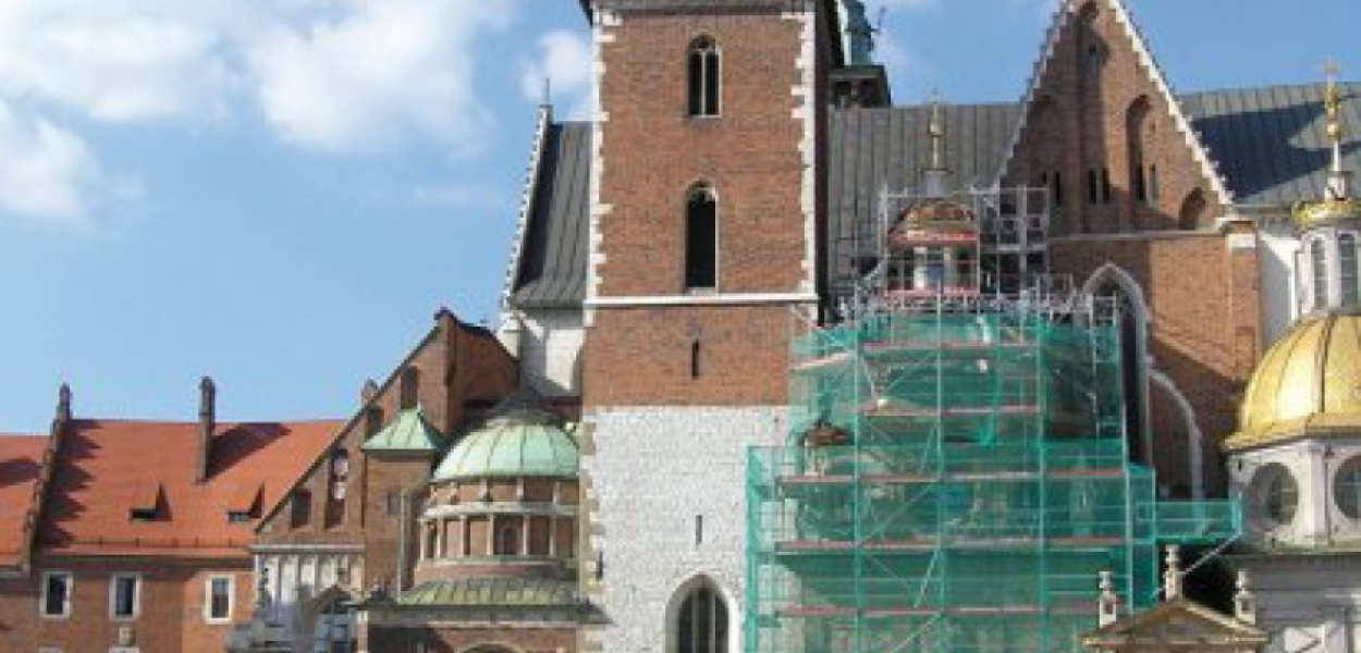 Gdy patrzymy na Katedrę Wawelską z zewnątrz, od strony południowej, widzimy kaplicę Potockich po lewej stronie wieży Wikaryjskiej 