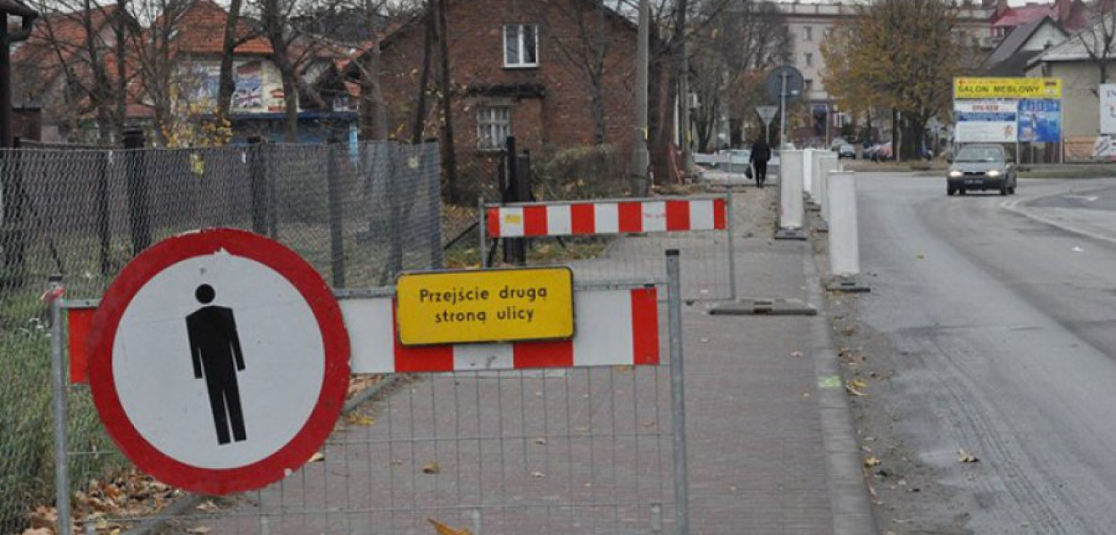 Zatoka autobusowa powstanie przy ul. Kościuszki. Na czas budowy piesi nie mają przejścia. 