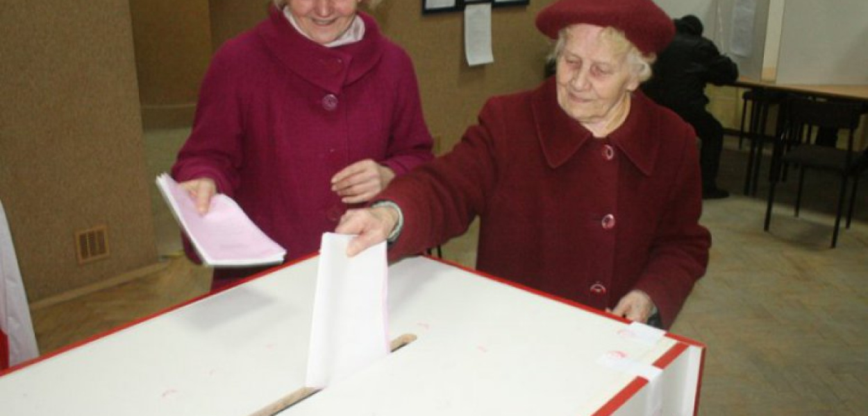 W Obwodowej Komisji Wyborczej nr 5 przy ul. Woynarowskiej w Chrzanowie głosują Elżbieta Kowalczyk (z lewej) i Zofia Krupa 