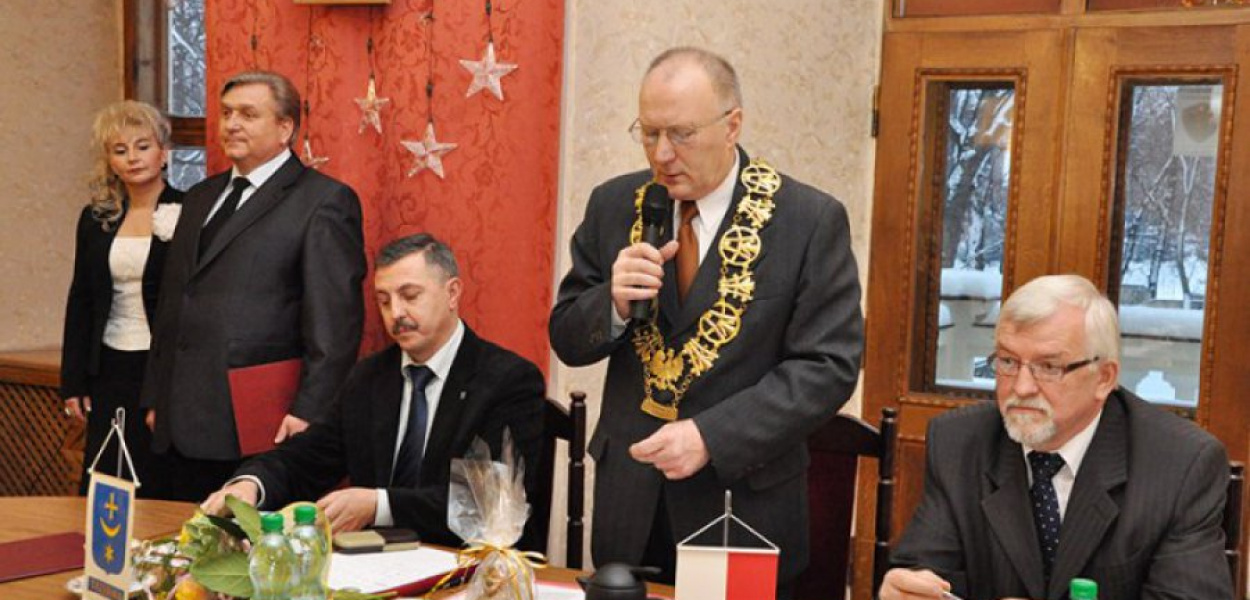 Od lewej: nowo zaprzysiężony burmistrz Stanisław Szczurek z żoną Renatą, wiceprzewodniczący rady Grzegorz Żuradzki, przewodniczący Zdzisław Ścigaj i jego drugi zastępca Jerzy Brzózka 