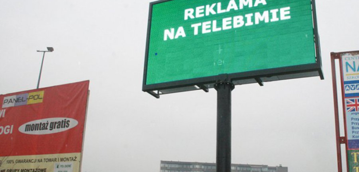 Nowy telebim stoi na prywatnej działce 50 metrów obok Tesco 