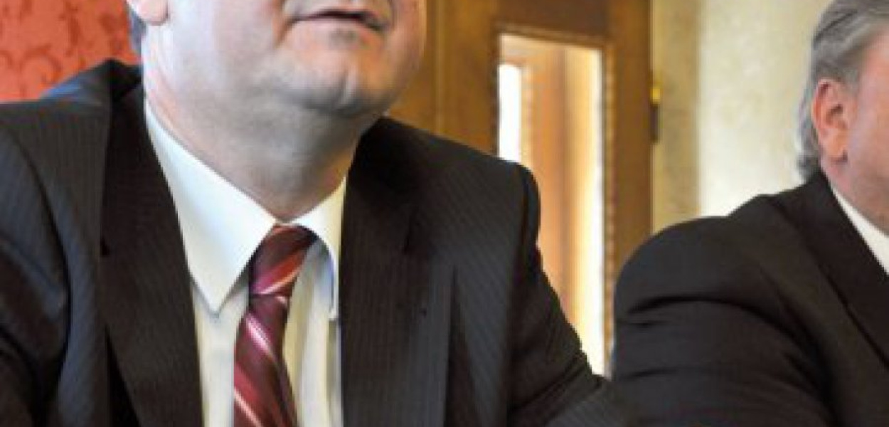 Krzysztof Zdziarski, prezes zarządu trzebińskiej rafinerii, przyznaje, że przed zakładem ostry wiraż