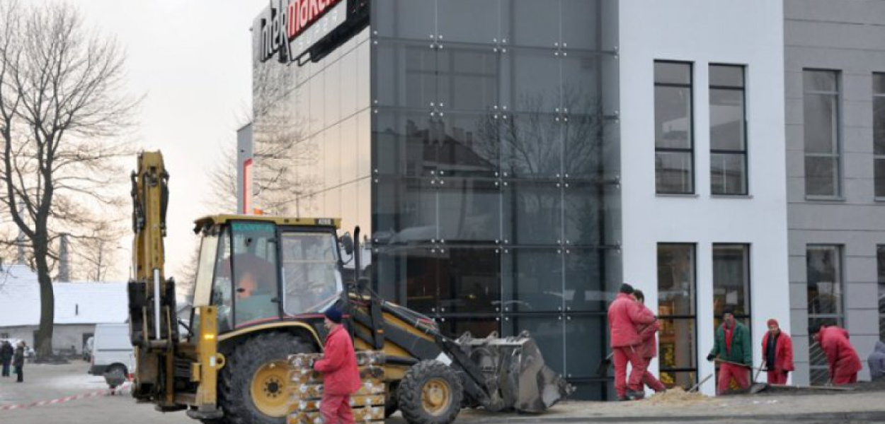 Przy supermarkecie Intermarche w Trzebini trwają jeszcze prace przy budowie chodnika