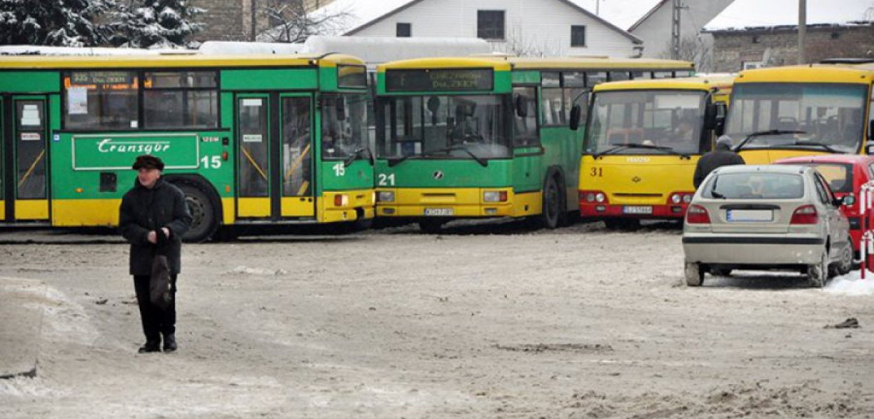 Na czas remontu wiaduktu w Byczynie autobus linii 300 będzie kursował przez autostradę A4. ZKKM uruchomił więc dodatkową linię na osiedle Kąty w Chrzanowie. 