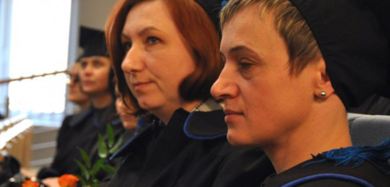 Renata Janik, pielęgniarka z chrzanowskiego szpitala oraz Joanna Glanowska z Zakładu Lecznictwa Ambulatoryjnego w Chrzanowie chwilę przed odebraniem dyplomu 