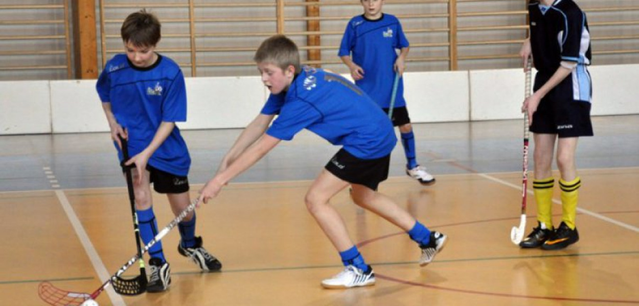 Podczas Grand Prix młodzików zawodnicy PUKS-u Trzebinia (niebieskie koszulki) zajęli ostatnie miejsce. Ich klubowe koleżanki celują w znacznie wyższe lokaty. 