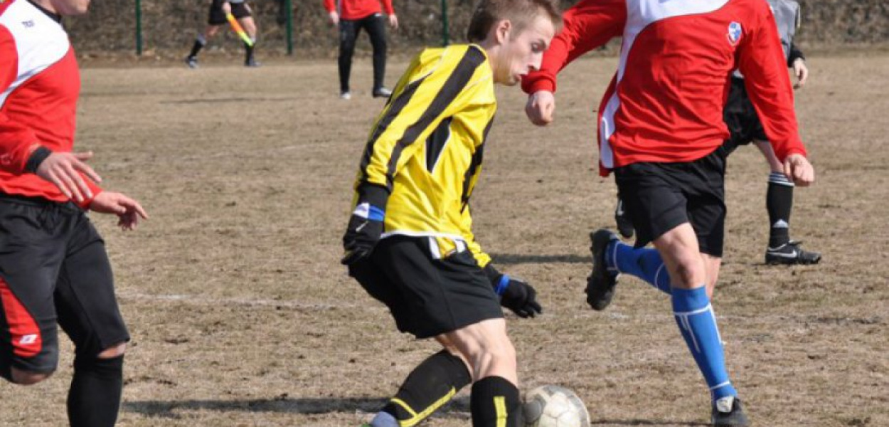  Klemens Drobniak (w środku) strzelił dwa gole dla trzebińskiego MKS-u w wygranym 5-0 sparingu z Unią Bieruń Stary. Fot. Michał Koryczan
