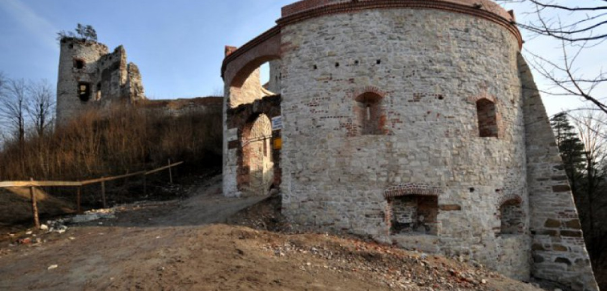 Najbardziej rzuca się w oczy odnowiony barbakan, przez który prowadzi wjazd do zamku Tęczyn. W połączeniu z sienią jest to unikatowa budowla w polskiej architekturze.