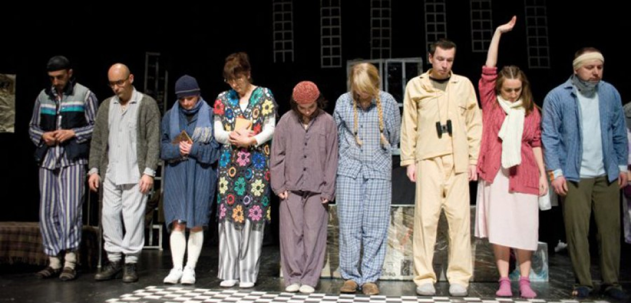 Grupa teatralna Misterium w spektaklu Zakład. Fot. Karol Mroziewski