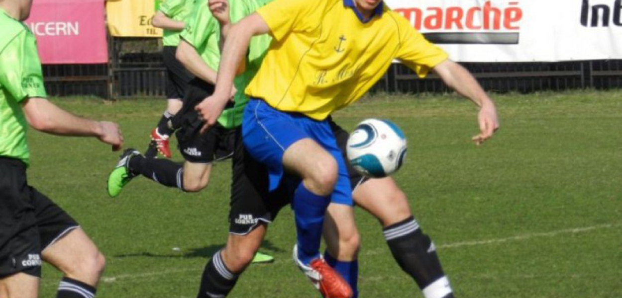 Piłkarze Żarek ulegli Iskrze Klecza Dolna 1-2. Fot. Adam Banach
