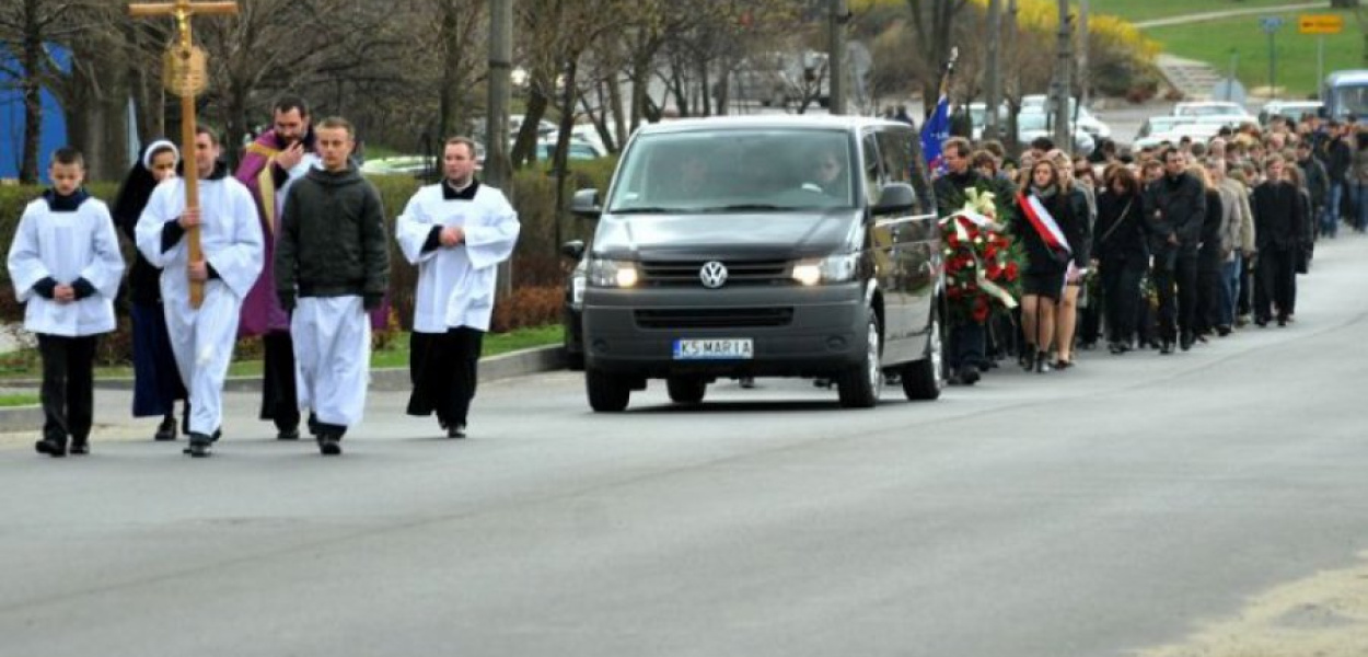 Pogrzeb Marii Szklarczyk. Kondukt żałobny na ul. Sienkiewicza w Chrzanowie