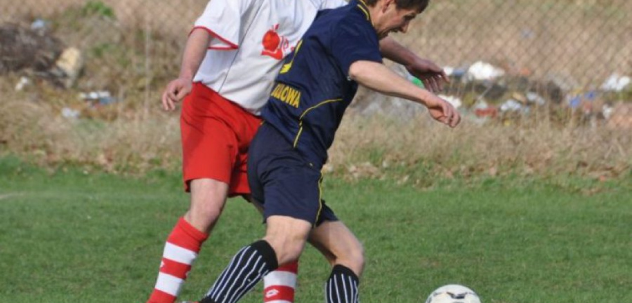 Mateusz Wilk (z prawej) zdobył dwie bramki dla Dulowej w wygranym 9-0 meczu z Mętkowem. Fot. Michał Koryczan.