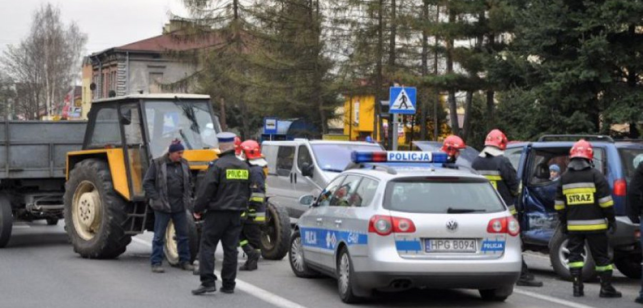 W Chrzanowie na ul. Oświęcimskiej doszło do zderzenia ciągnika rolniczego z fordem maverick fot. Mateusz Kamiński