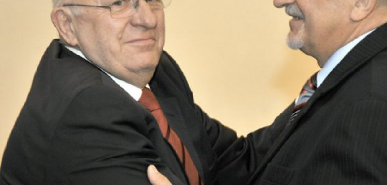 Jan Kurp, wiceprezes zarządu PKE SA składa życzenia Stanisławowi Gołąbowi, dotychczasowemu dyrektorowi Elektrowni Siersza