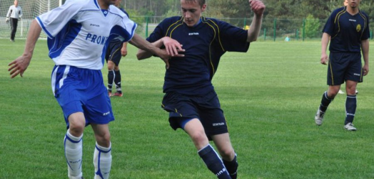 Piłkarze Promyka Bolęcin (białe koszulki) pokonali 6-1 UKS Dulowa. Fot. Michał Koryczan