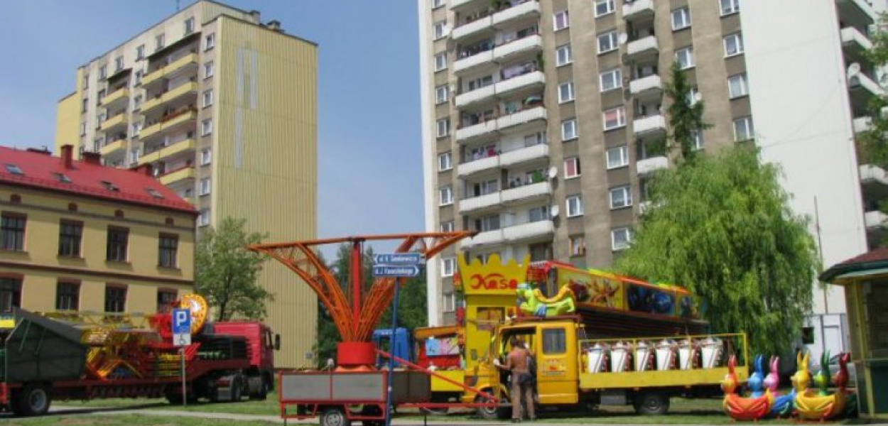 Pracownicy obsługi lunaparku w środę zaczęli rozkładać karuzele