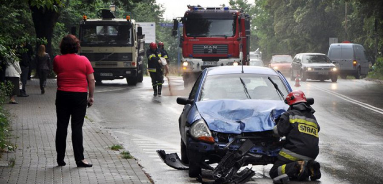 W zderzeniu forda ka z volvo ucierpiała jedna osoba 
