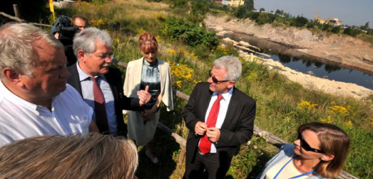 Przy trzebińskim zbiorniku Górka: wojewoda Stanisław Kracik (gestykuluje ręką), obok wiceburmistrz Barbara Siemek i poseł Tadeusz Arkit