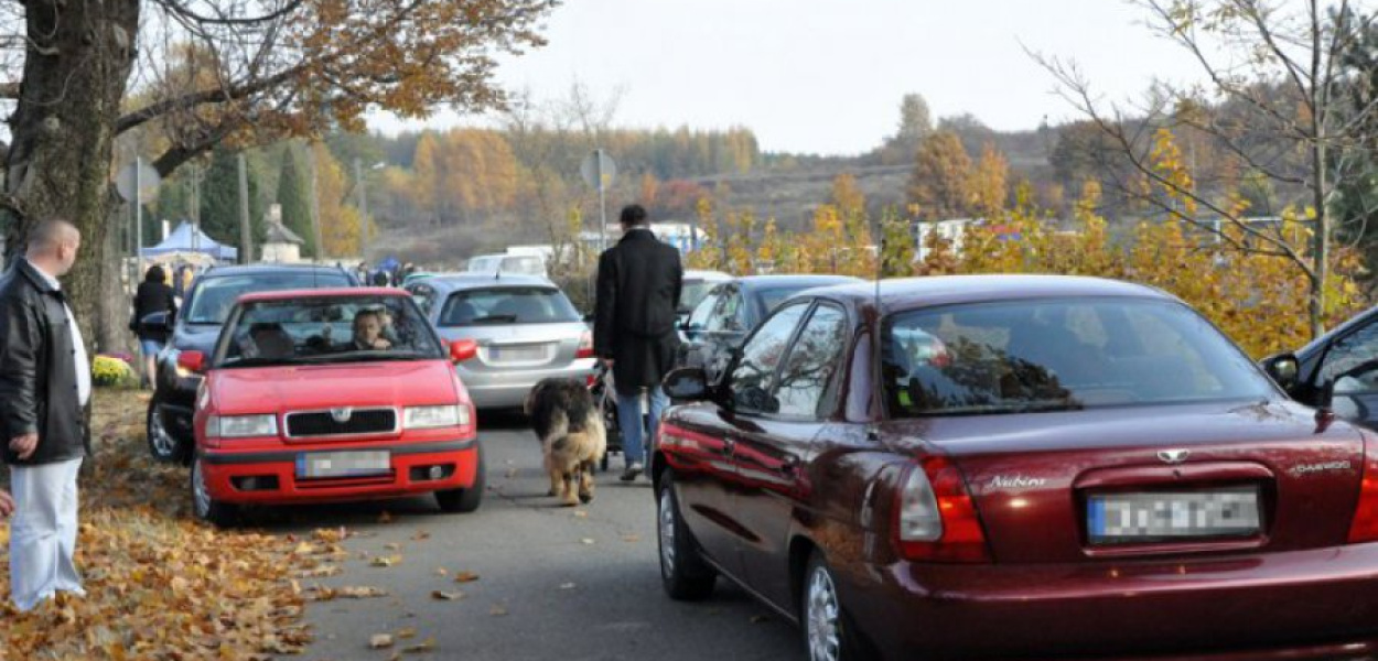 Przy cmentarzach w niedzielę panował spory ruch. Wielu kierowców na siłę próbowało znaleźć miejsce parkingowe jak najbliżej cmentarnej bramy