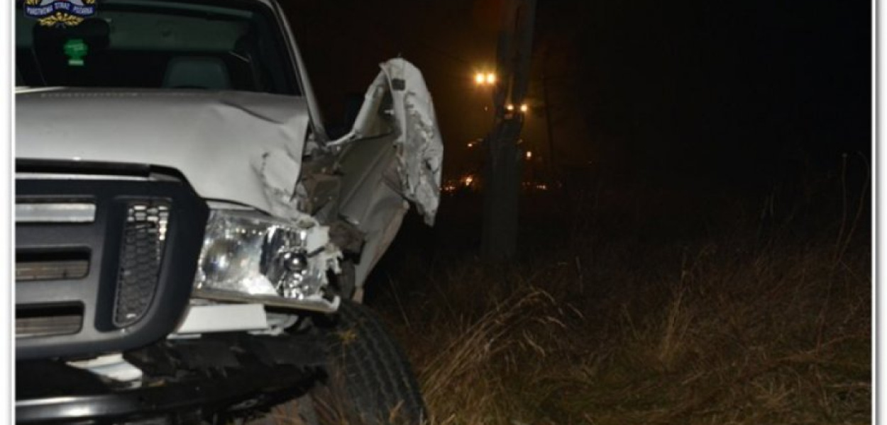 Ford ranger roztrzaskał się na betonowym słupie energetycznym Fot. Wojciech Rapka 