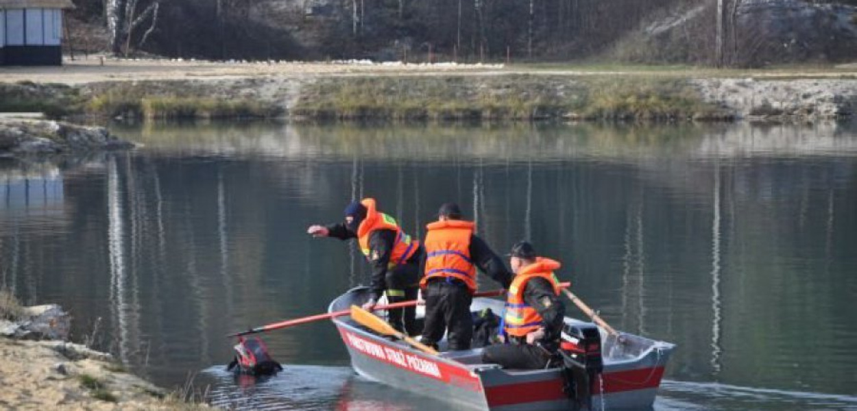 Strażacy transportują do brzegu ciało młodego człowieka