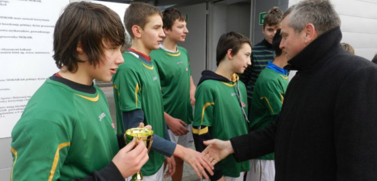 Zawodnicy Stowarzyszenia Chrzanowska Liga Futsalu wygrali z Chrzanowską Akademią Piłkarską 7-2 2 historycznym meczu na otwarcie Orlika 