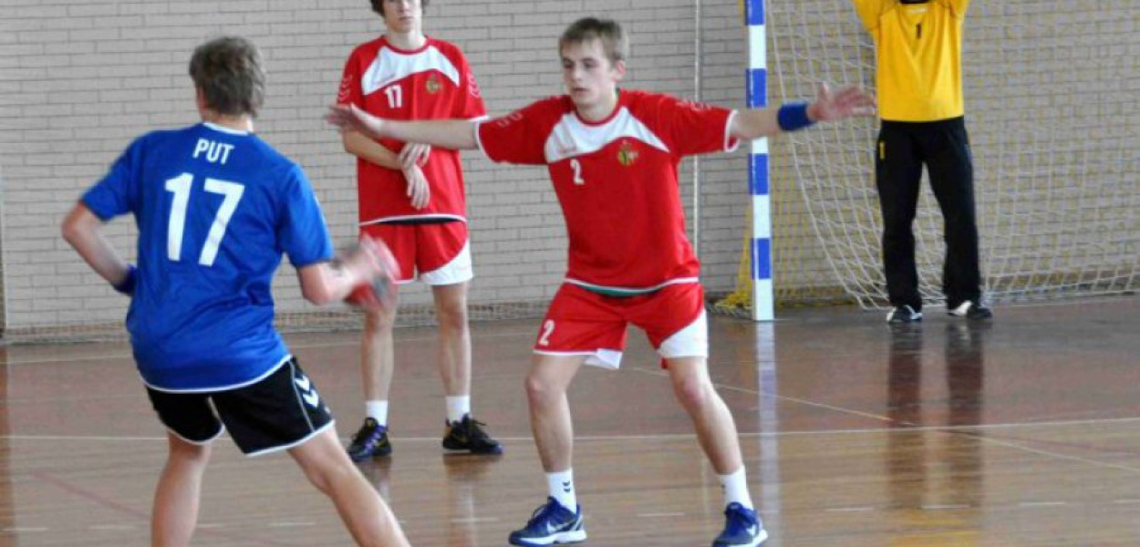 Młodzi szczypiorniści PMOS-u Chrzanów w akcji obronnej. Fot. Michał Koryczan