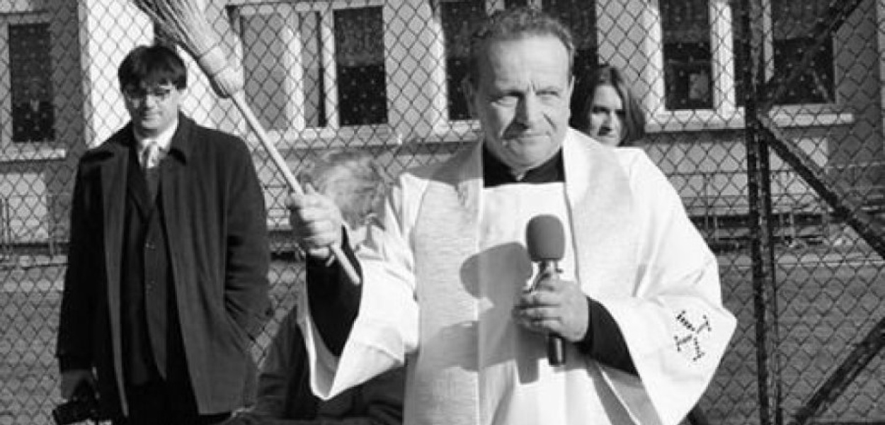 Ks. Stanisław Mszal poświęcił w 2010 r. Orlika przy SP nr 6 w Trzebini. Fot. Anna Jarguz 