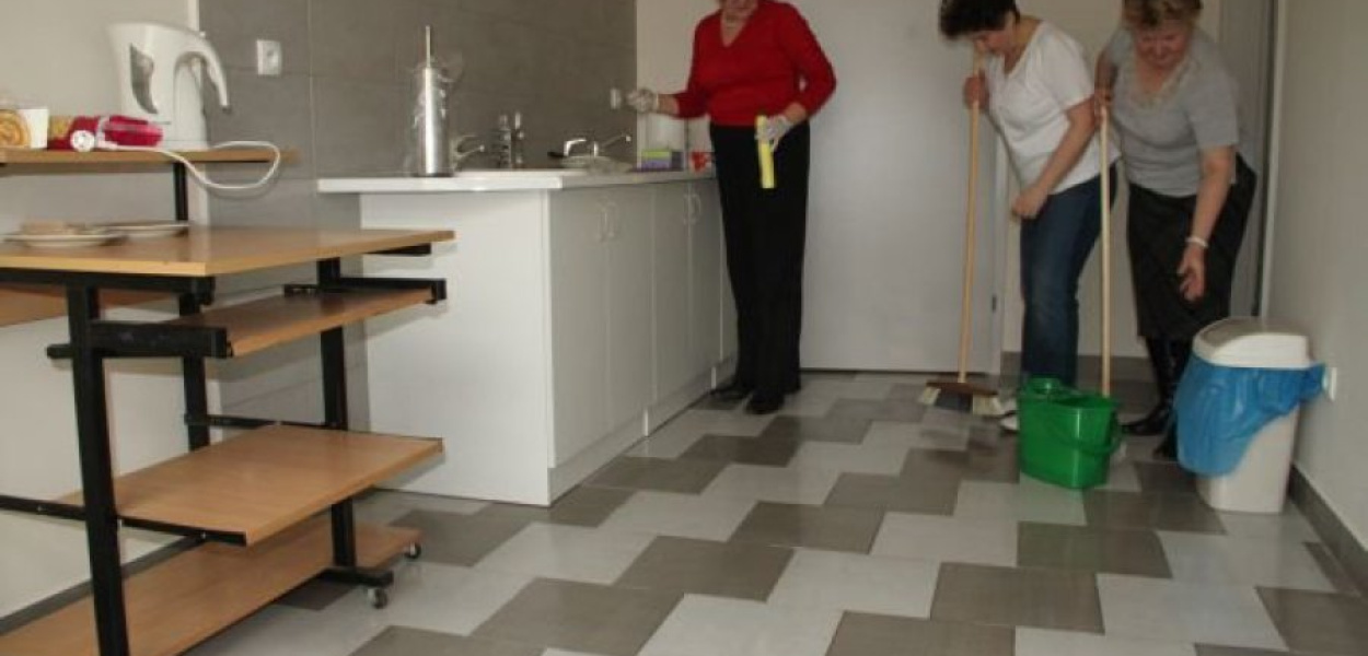 Przedstawicielki hospicjum przy pracach porządkowych w pomieszczeniu dla wolontariuszy