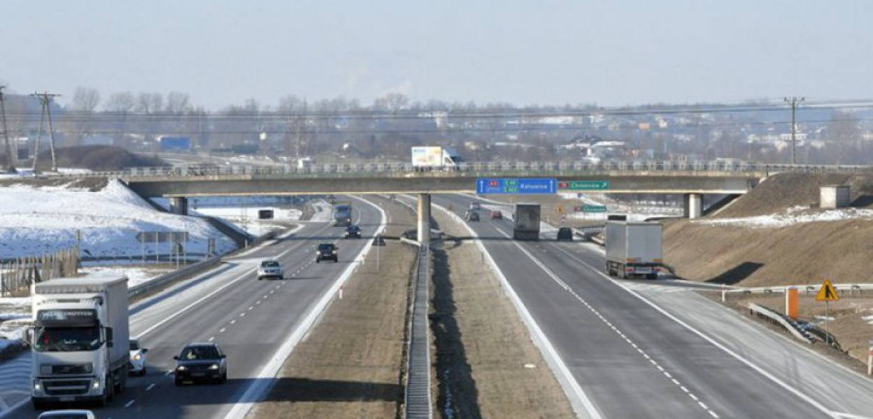 Niskie temperatury uniemożliwiają rozpoczęcie prac remontowych na wiadukcie nad autostradą A4. Fot. Maciej Kozicki 