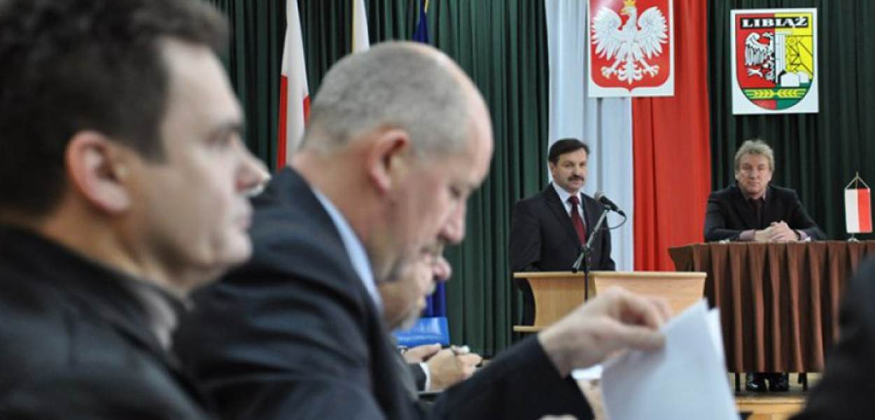 Burmistrz Jacek Latko (przy mikrofonie) przekonywał, że auto służbowe jest potrzebne 