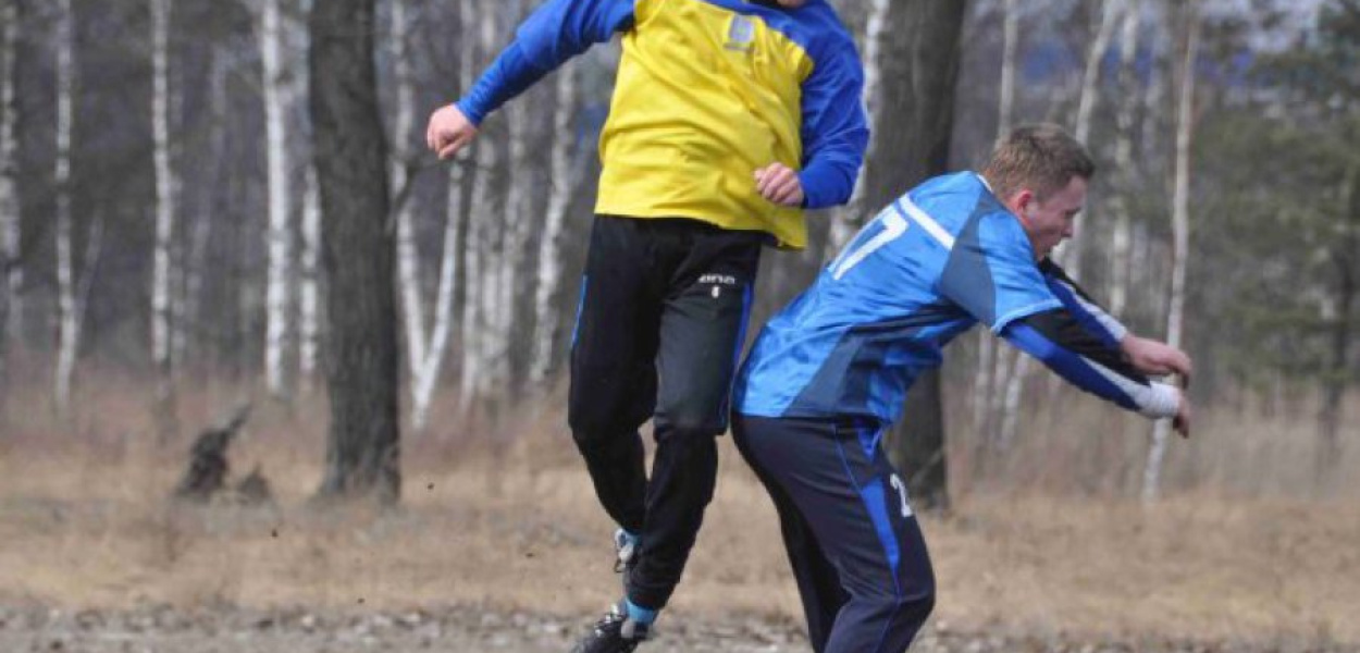 Dominik Rolka (z lewej) w powietrznym starciu z graczem Górnika. Fot. Michał Koryczan