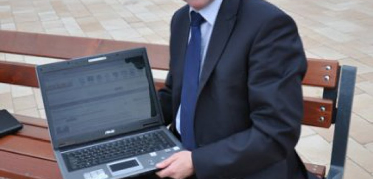 Burmistrz Jacek Latko zachęca do korzystania z bezpłatnego hotspota