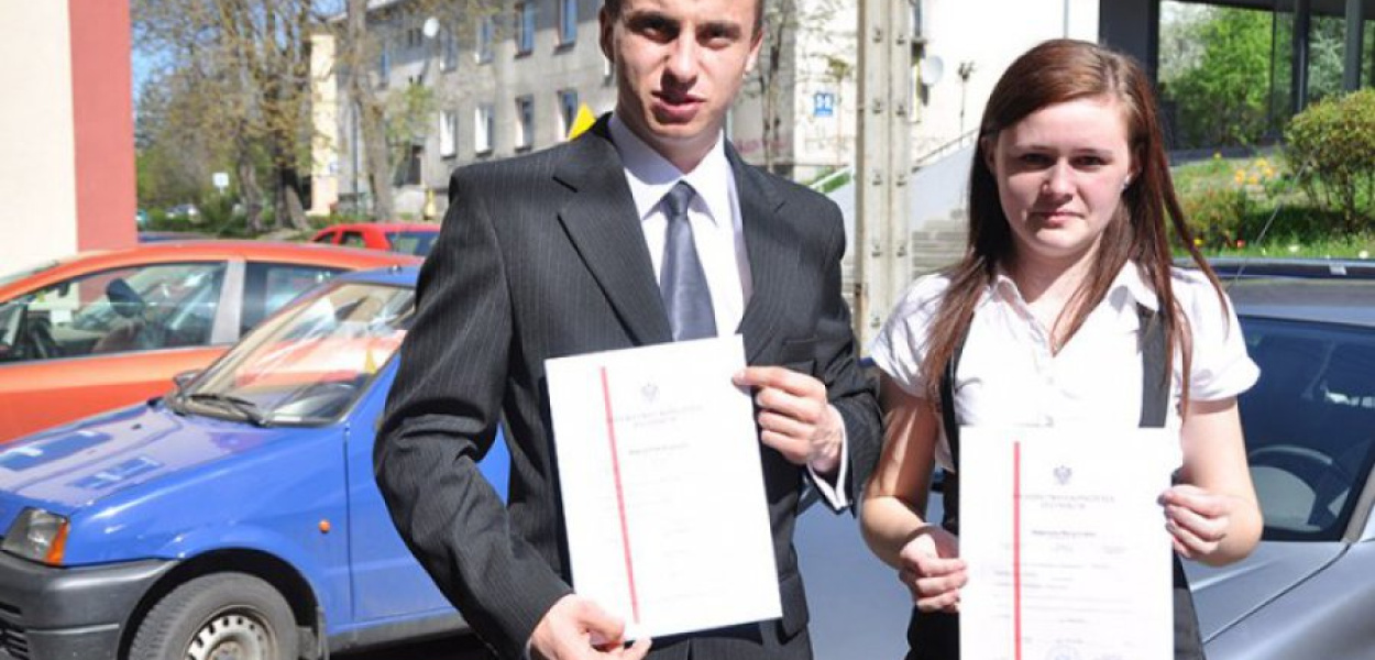 Uczniowie trzebińskiego &#8222;Ekonoma&#8221;  Mateusz Pocztowski i Małgorzata Graboś w piątek świętują ukończenie szkoły średniej 