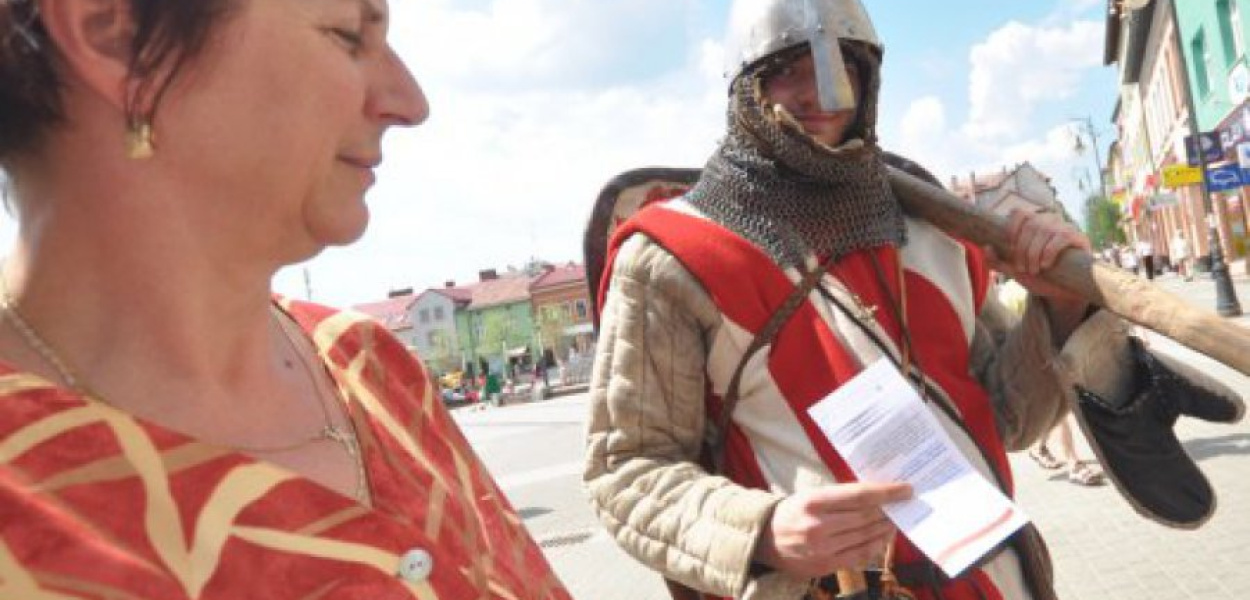 Ludzie chętnie składali podpisy pod protestem przeciwko zmniejszeniu liczby godzin historii